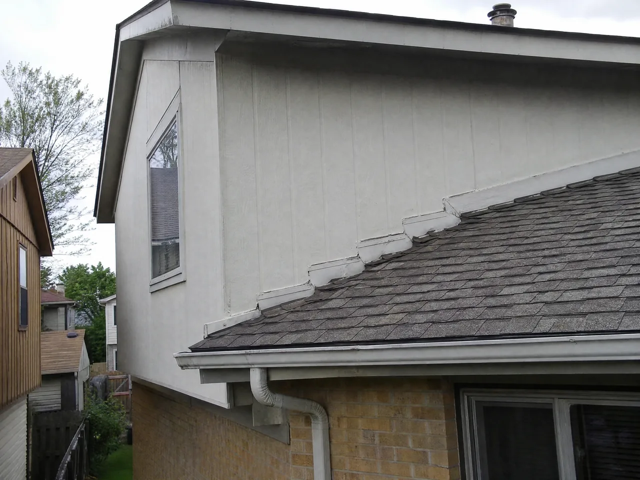 Roof-to-wall step flashing junction on a Bolingbrook IL split-level